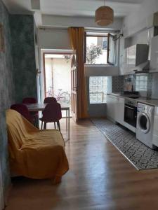 sala de estar con mesa y cocina en 40 sqm 1 bedroom next to Paris/Disney, en Joinville-le-Pont