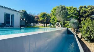 Bazén v ubytovaní Villa Porto-vecchio 4 chambres avec piscine alebo v jeho blízkosti