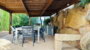 Patio alebo iná vonkajšia časť ubytovania Villa Porto-vecchio 4 chambres avec piscine