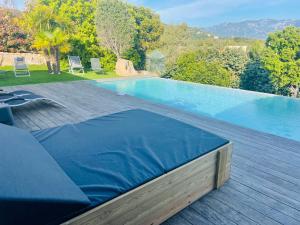Bazén v ubytovaní Villa Porto-vecchio 4 chambres avec piscine alebo v jeho blízkosti