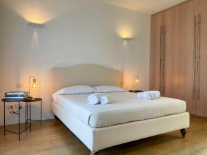 A bed or beds in a room at Luxury Penthouse with Stunning View and Hammam