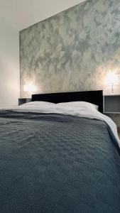 een slaapkamer met een groot bed met 2 lampen bij SOFI living in Ostrava