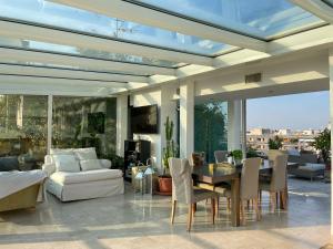 A seating area at Luxury Penthouse with Stunning View and Hammam
