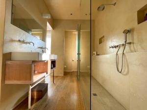 A bathroom at Luxury Penthouse with Stunning View and Hammam Még 35 kép