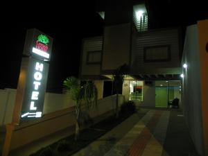 um sinal de néon em frente a um edifício à noite em Cerrado Hotel LTDA em Campo Grande