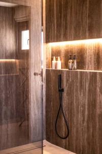 eine Dusche im Bad mit Glastür in der Unterkunft Portside Suite Banus in Marbella