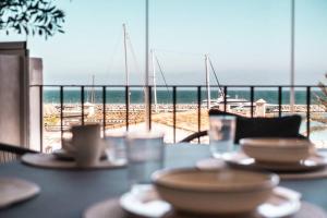 einen Tisch mit Blick auf den Strand und das Meer in der Unterkunft Portside Suite Banus in Marbella