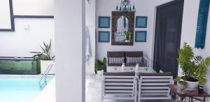 taras z krzesłami i basenem w obiekcie Apartamento MarySol B con Terraza y Piscina privada w mieście Benalmádena +15 zdjęć