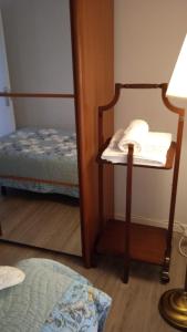 a room with a mirror and a bed and a lamp at Piso céntrico ideal in Haro