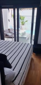 Cama en habitación con vistas a un patio en Apartamento MarySol B con Terraza y Piscina privada, en Benalmádena