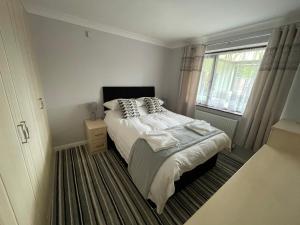 a small bedroom with a bed and a window at Redd Lodge Heart of the National Forest in Thringstone