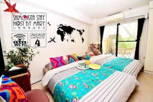 1 dormitorio con 2 camas y una vaca pintada en la pared en KITAZAWA CS HOUSE - Vacation STAY 45470v, en Tokio