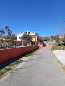una strada davanti a una casa di Alojamento Local - Casa Amarela ad Alvaiázere