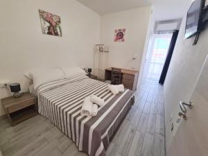 sypialnia z łóżkiem z dwoma ręcznikami w obiekcie Civico 14 Apartment 3 w mieście Monserrato