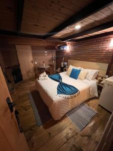 sypialnia z dużym łóżkiem w pokoju w obiekcie Pousada Casa da Vista w mieście Visconde De Maua