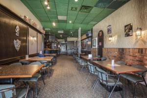 ein Speisesaal mit Tischen und Stühlen in einem Restaurant in der Unterkunft Quality Inn & Conference Centre in Red Deer