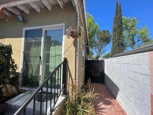 ein Haus mit einer Veranda und einem Zaun in der Unterkunft Sweet Tuscan dreams in LA.Private entrance w/patio in Encino