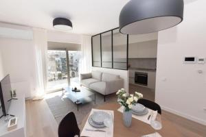 Posedenie v ubytovaní Modern apartment close to Athens city center (Form_F2)