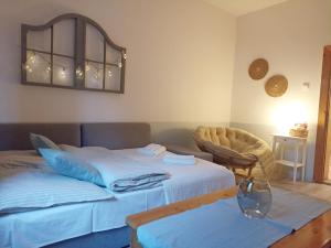施柯拉爾斯卡波倫巴的住宿－Apartament Jaśmin，一间卧室配有两张床、一把椅子和一张桌子