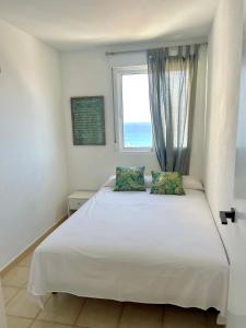 アリカンテにあるIncreíble apartamento San Juan playaのベッドルーム(大きな白いベッド1台、窓付)
