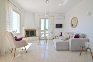 sala de estar con sofá y chimenea en ‘Sophie’s Villa’, en Naxos Chora