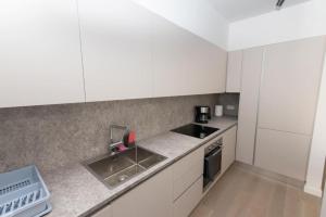 Kuchyňa alebo kuchynka v ubytovaní Modern apartment close to Athens city center (Form_F2)