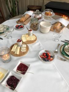 Huis Dujardin Bed&Breakfast في أنتويرب: طاولة بيضاء عليها صحون طعام