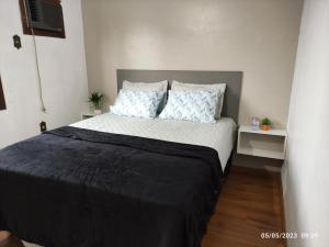 EncantadoPousada com vista para o Cristo 2的一间卧室，配有一张大床和两个枕头