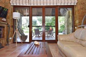 Ruang duduk di Luxurious Sunny Villa near the beach with a pool