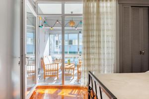 Kép Stylish Apartment in Moda near Popular Attractions with Balcony szállásáról Isztambulban a galériában