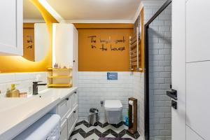Kép Stylish Apartment in Moda near Popular Attractions with Balcony szállásáról Isztambulban a galériában