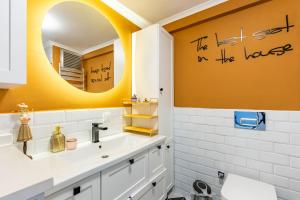 Kép Stylish Apartment in Moda near Popular Attractions with Balcony szállásáról Isztambulban a galériában