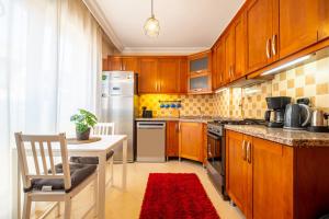 Een keuken of kitchenette bij Charming Flat with Central Location in Sisli