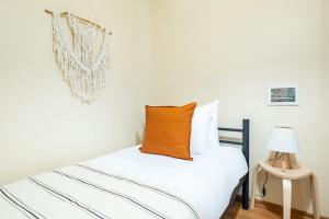 Een bed of bedden in een kamer bij Charming Flat with Central Location in Sisli