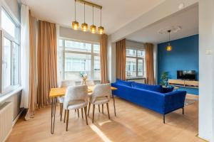 sala de estar con sofá azul, mesa y sillas en Contemporary, en Estambul