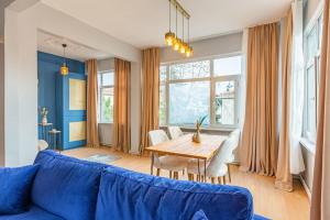 sala de estar con sofá azul y mesa en Contemporary, en Estambul