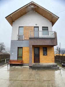 un bâtiment avec un banc devant lui dans l'établissement Villa in Bakuriani, à Bakuriani