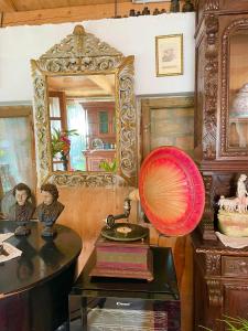 a room with a mirror and a table with a lamp at Villa Luca in Mosonmagyaróvár