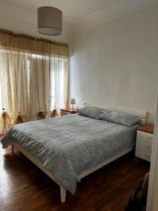 een slaapkamer met een bed en een groot raam bij N'amuri Guest House in Siracusa