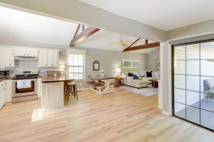 cocina abierta y sala de estar con suelo de madera en Waterfront Greers Ferry Lake Vacation Rental! en Fairfield Bay