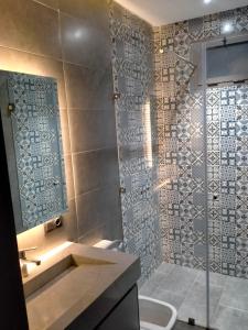 een badkamer met een douche, een wastafel en een toilet bij Villa khaddouj Marrakech in Marrakesh