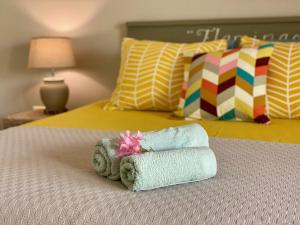 Una habitación de hotel con una cama con toallas. en Tala Lodge Bonaire, en Kralendijk