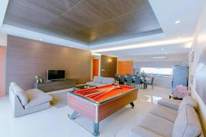 TV a/nebo společenská místnost v ubytování the time poolvilla (C01)