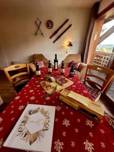 una mesa con botellas de vino encima en appartement t2 cosy 4 à 6personnes la gentiane en Superdevoluy