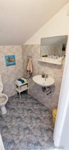 uma casa de banho com um lavatório e um WC em Casa Lavanda 2 - Karin Gornji em Gornji Karin