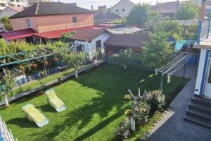 ナボダリにあるKangen Center Dobrogea Houseの芝生の椅子2脚付きの庭の空中風景