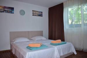 um quarto com uma cama com duas toalhas em Kangen Center Dobrogea House em Năvodari