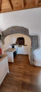 a kitchen with a pizza oven in the wall at Ti Chôa - Casa da Praça in Angra do Heroísmo