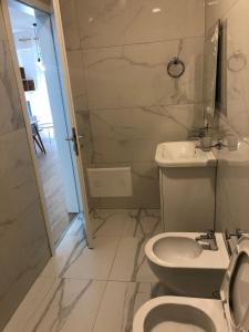 Bilik mandi di Urban Oasis Apartment