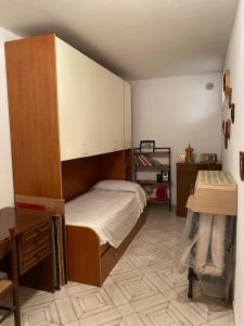 a small bedroom with a bed and a desk at Belvedere in Tagliacozzo